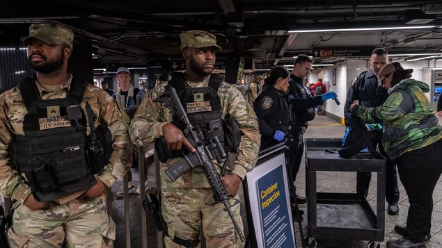 Des soldats de la Garde Nationale à la station de métro Grand Central à New York.
