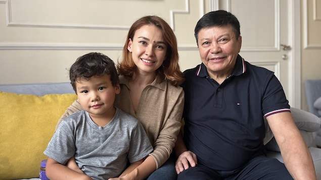 L’écrivain kazakh Kanat Tassibekov assis dans son appartement à Almaty, en compagnie de sa fille Madina et de son petit-fils.