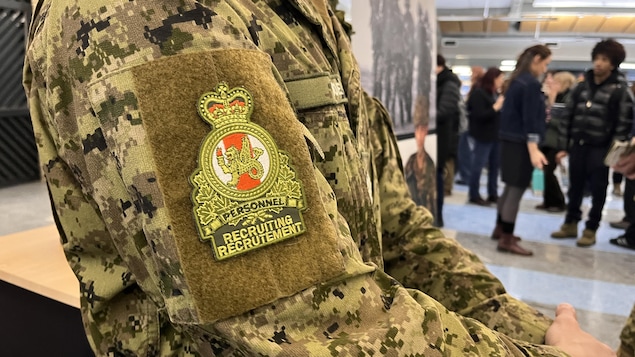 Le ministère de la Défense réduit la place du français à travers le Canada