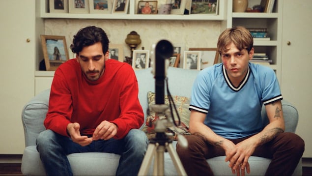 Deux hommes côte à côte.