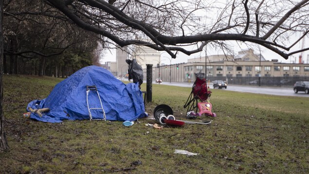 Une tente est érigée sur le bord de la rue Notre-Dame, dans l'est de l'île de Montréal.