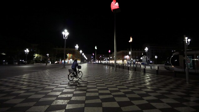Un cycliste roulant à Nice, dans le sud de la France.
