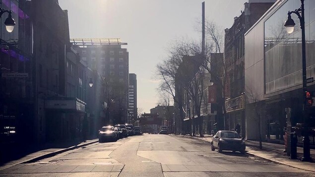 À Montréal, la rue Saint-Laurent est pratiquement déserte à l'heure de pointe. 