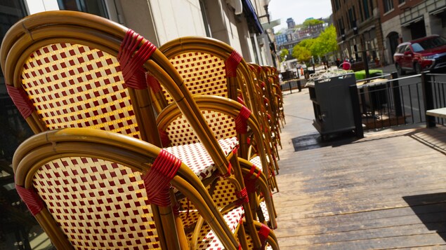 Des chaises empilées
