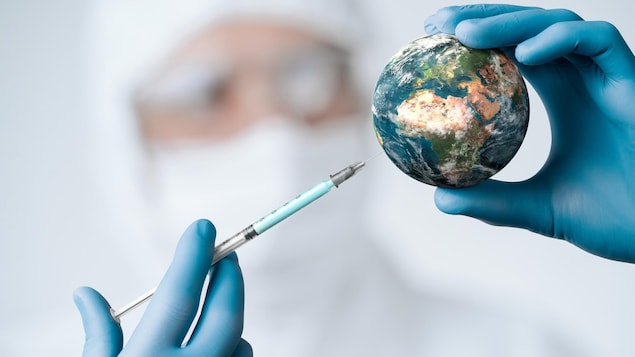 Un scientifique injecte une dose de vaccin à la planète Terre.