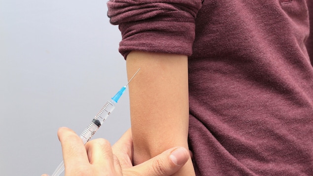 Un niño recibe una vacuna.