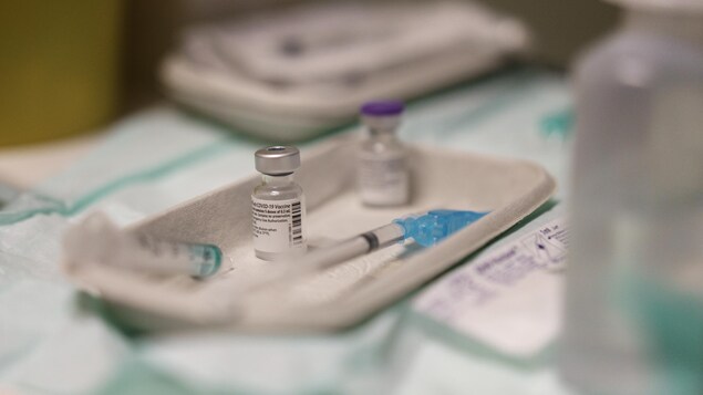 Une injection de vaccin contre la COVID-19 de Pfizer-BioNtech.