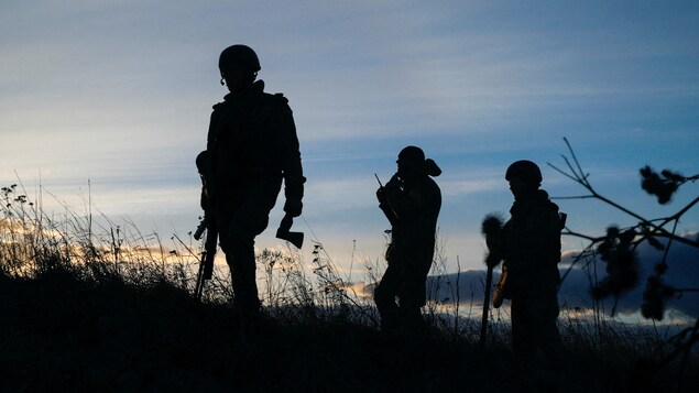 L'ombre de soldats ukrainiens sur une ligne de crête.