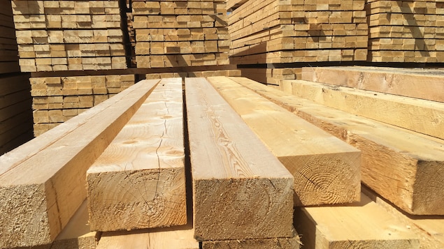 Patong-patong na construction wood.