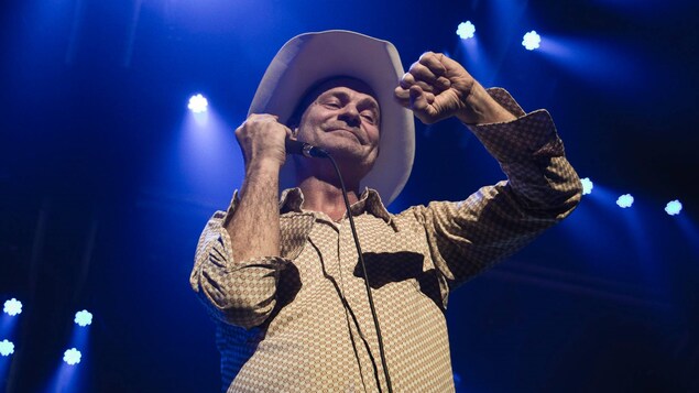Gord Downie en spectacle, en 2015 Gord Downie en spectacle, en 2015