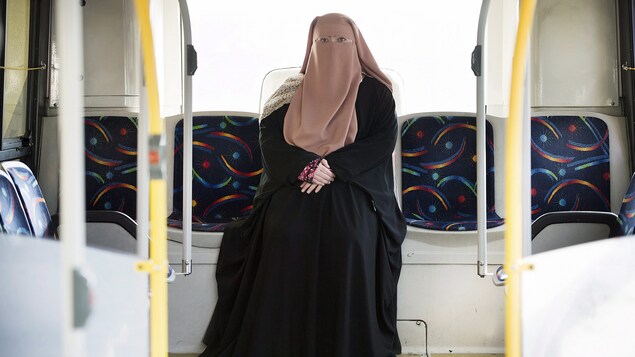 Warda Naili porte le niqab dans un autobus de la ville de Montréal, le 21 octobre 2017. Warda Naili porte le niqab dans un autobus de la ville de Montréal, le 21 octobre 2017.