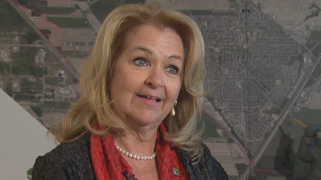 La mairesse de Sainte-Julie Suzanne Roy estime que la situation des femmes s'est lentement améliorée en politique municipale. La mairesse de Sainte-Julie Suzanne Roy estime que la situation des femmes s'est lentement améliorée en politique municipale.