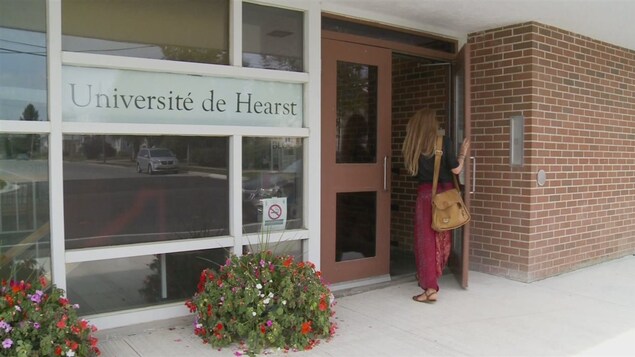 Une étudiante à l'entrée principale de l'Université de Hearst Une étudiante à l'entrée principale de l'Université de Hearst