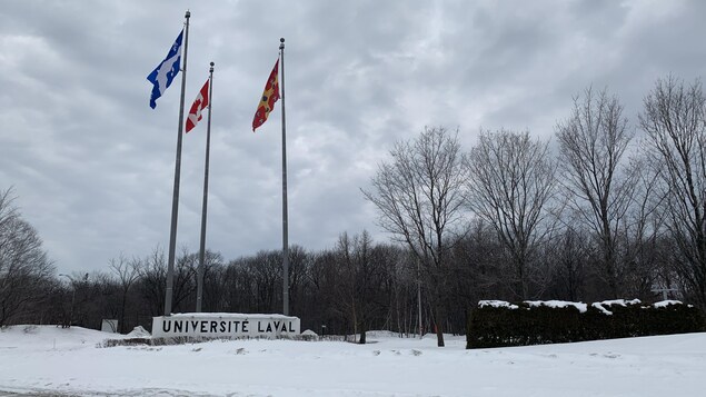 Une entrée de l'Université Laval, en hiver.