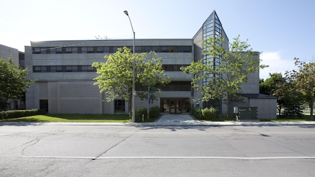 Facade du bâtiment Robert Sutherland de l'Université Queen's à Kingston