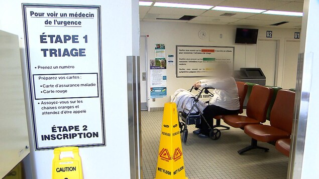 Une femme au visage flouté attend dans la salle d'attente de l'hôpital de Sept-Îles.