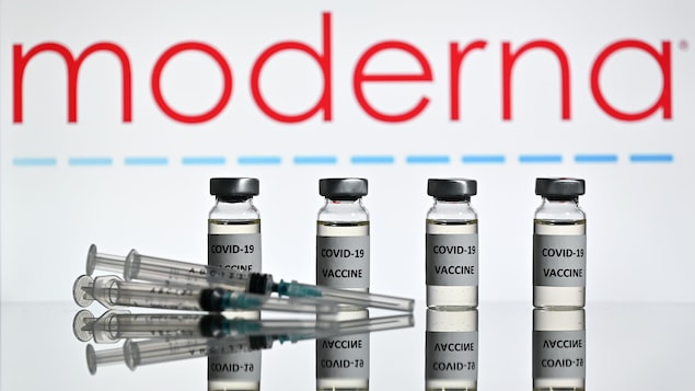 Des seringues et des fioles contenant le vaccin contre la COVID-19 de Moderna.