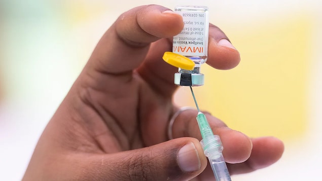Une dose de vaccin contre la variole simienne.