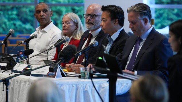 Les candidats pour la mairie de Vancouver, de gauche à droite: Fred Harding, Colleen Hardwick, Mark Marissen, Ken Sim and Kennedy Stewart.