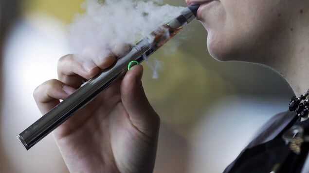 Une personne vapote.