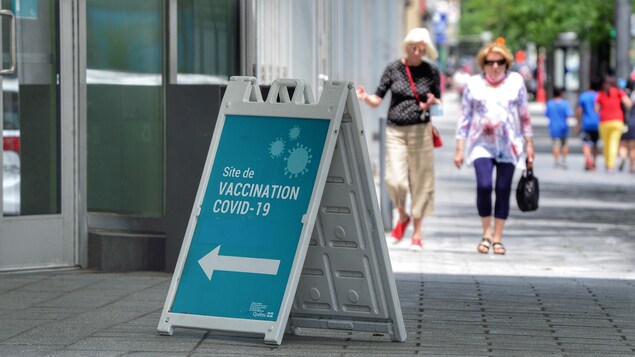 Une affiche indiquant le lieu d'un centre de vaccination.