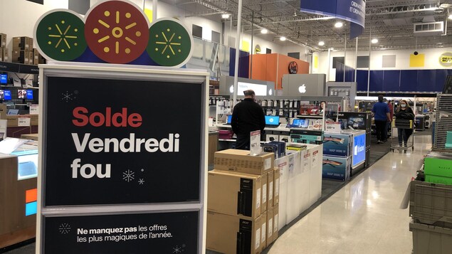 Une affiche indiquant des réductions de prix dans un magasin.