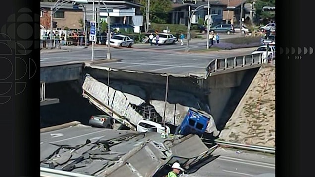 Plusieurs véhicules, dont une camionnette bleue, sous les décombres du viaduc de la Concorde Plusieurs véhicules, dont une camionnette bleue, sous les décombres du viaduc de la Concorde