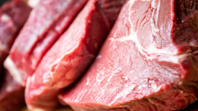 De la viande de bœuf crue sur une planche à découper.