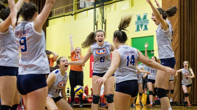 L'équipe de volleyball intérieur de la Côte-Nord exultent. L'équipe de volleyball intérieur de la Côte-Nord exultent.