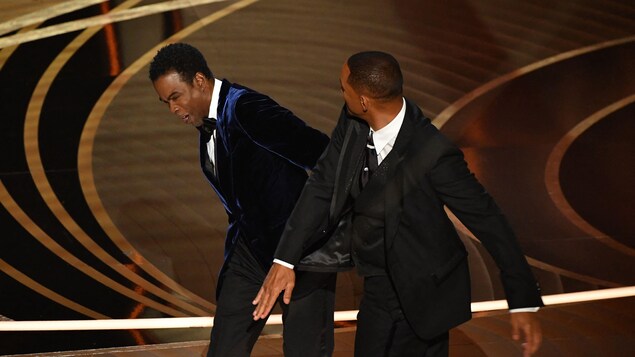Will Smith donne une baffe au visage de Chris Rock sur la scène des Oscars.