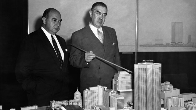 William Zeckendorf (à gauche), promoteur immobilier, et Donald Gordon (à droite), président du CN, présentent la maquette de la Place Ville-Marie. William Zeckendorf (à gauche), promoteur immobilier, et Donald Gordon (à droite), président du CN, présentent la maquette de la Place Ville-Marie.