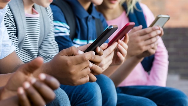 Le Nouveau-Brunswick interdit les cellulaires et bloque les réseaux sociaux à l’école