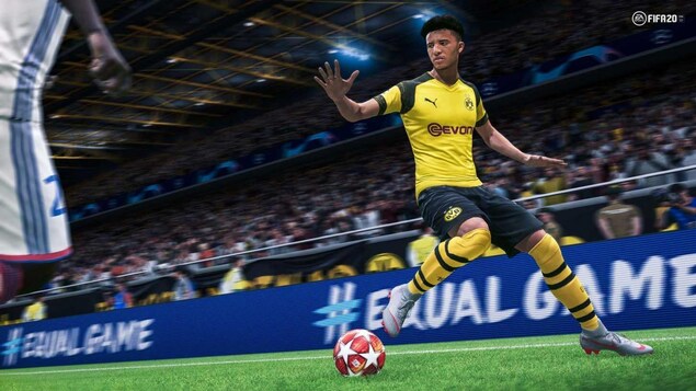 Extrait du jeu vidéo FIFA 2020 où l'on voit un joueur portant un maillot jaune s'apprêter à donner un coup de pied au ballon.
