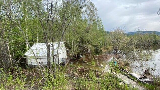 Une propriété inondée par la rivière Klondike dans les environs de Dawson, au Yukon, le 24 mai 2023.