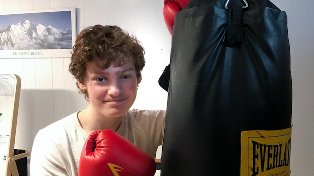 Un jeune homme avec des gants de boxe.