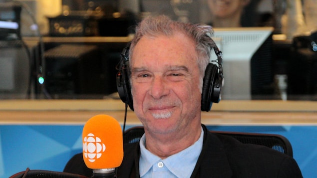 L'auteur-compositeur-interprète Zachary Richard dans le studio 17 de Radio-Canada, souriant