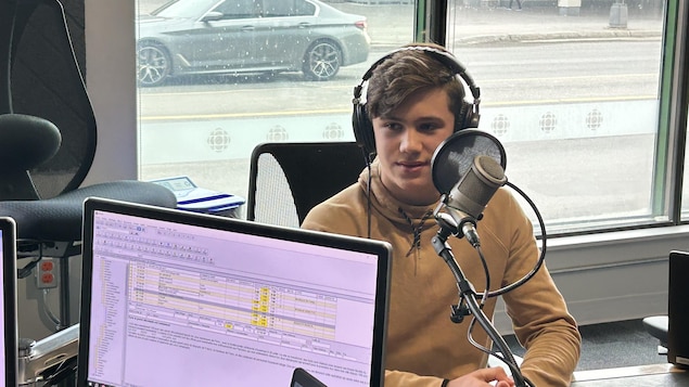 Zavier Simard, jeune élève d'école secondaire, est assis devant un micro du studio de Radio-Canada à Sudbury.