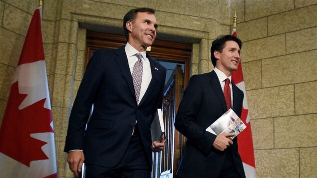 Le ministre des Finances Bill Morneau et le premier ministre canadien Justin Trudeau tiennent des copies du budget fédéral, à Ottawa.