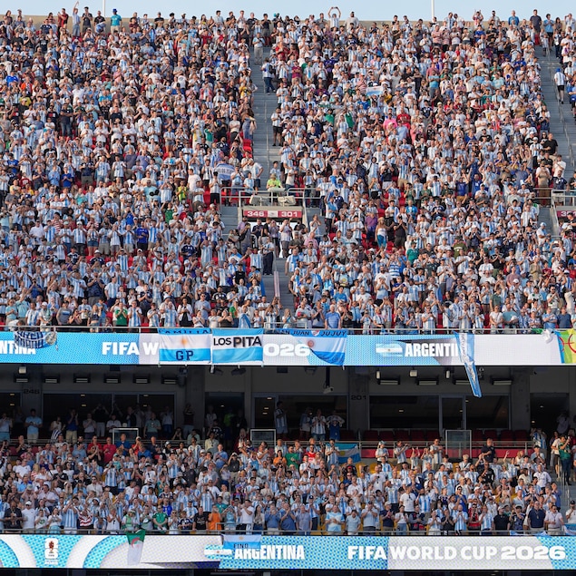 Des supporters argentins lors du match de football du groupe J de la Coupe du monde entre l'Argentine et l'Algérie à Kansas City, Missouri, le mardi 16 juin 2026.
