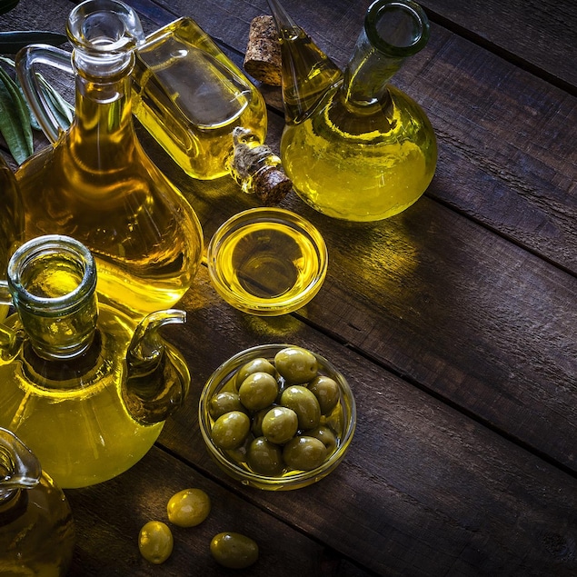 Des bouteilles d'huile d'olive disposées sur une table.