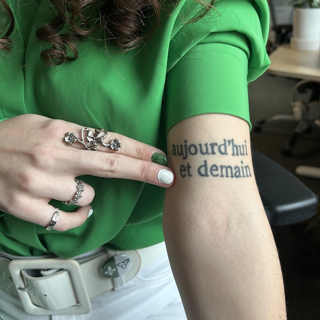 Bras avec un tatouage "Aujourd'hui et demain".