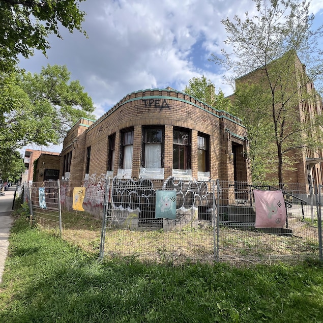 Un immeuble du patrimoine immobilier de Montréal laissé à l'abandon.