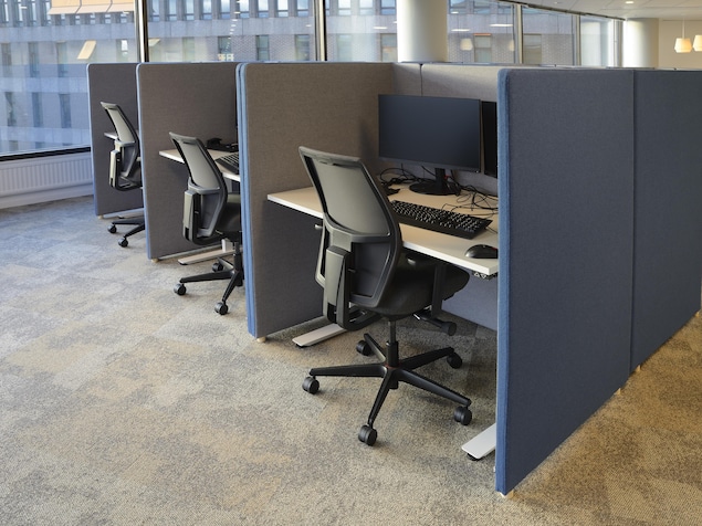 Des postes de travail dans des cubicules.