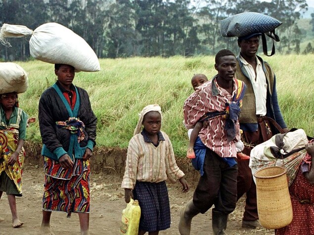 Des gens marchent en portant des sacs. Des gens marchent en portant des sacs.