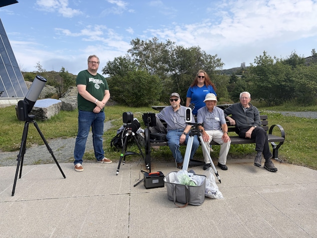 Des amateurs et experts étaient sur place au Centre Géo de l'Université Mémorial pour admirer l'éclipse partielle du 12 août 2026.