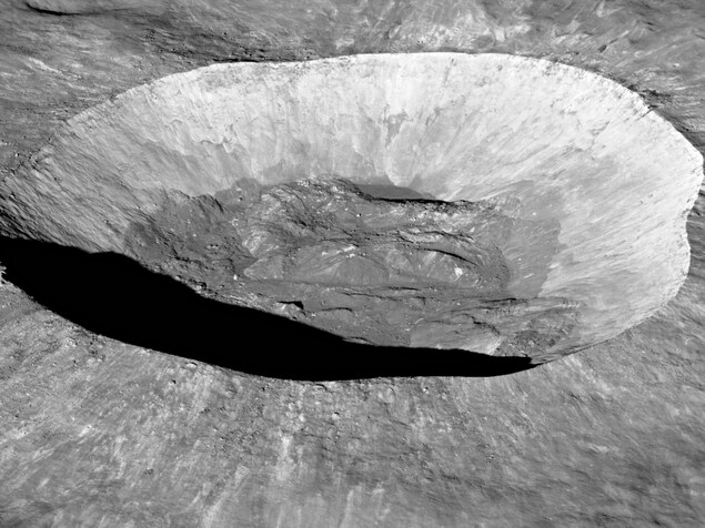 Vue du cratère lunaire Giordano Bruno.
