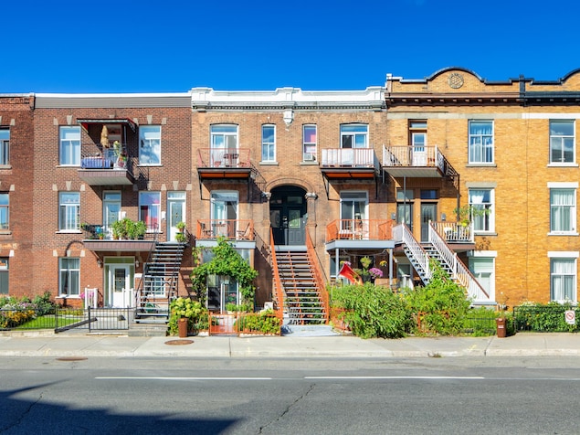 Photo de cinq blocs d'appartements dans l'arrondissement du Plateau-Mont-Royal.