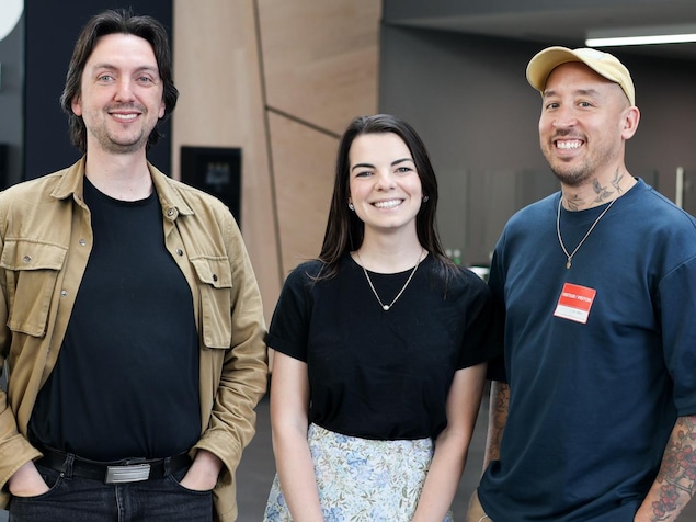 Farnell Morisset, Alexane Drolet et Nicolas Pham sourient dans l'atrium de Radio-Canada.