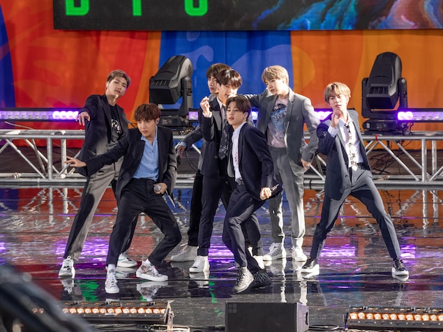Les membres du groupe BTS sur scène.