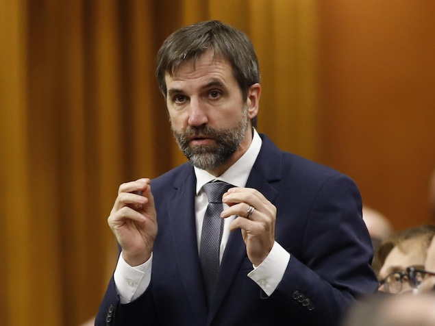 Steven Guilbeault parle, debout en Chambre.